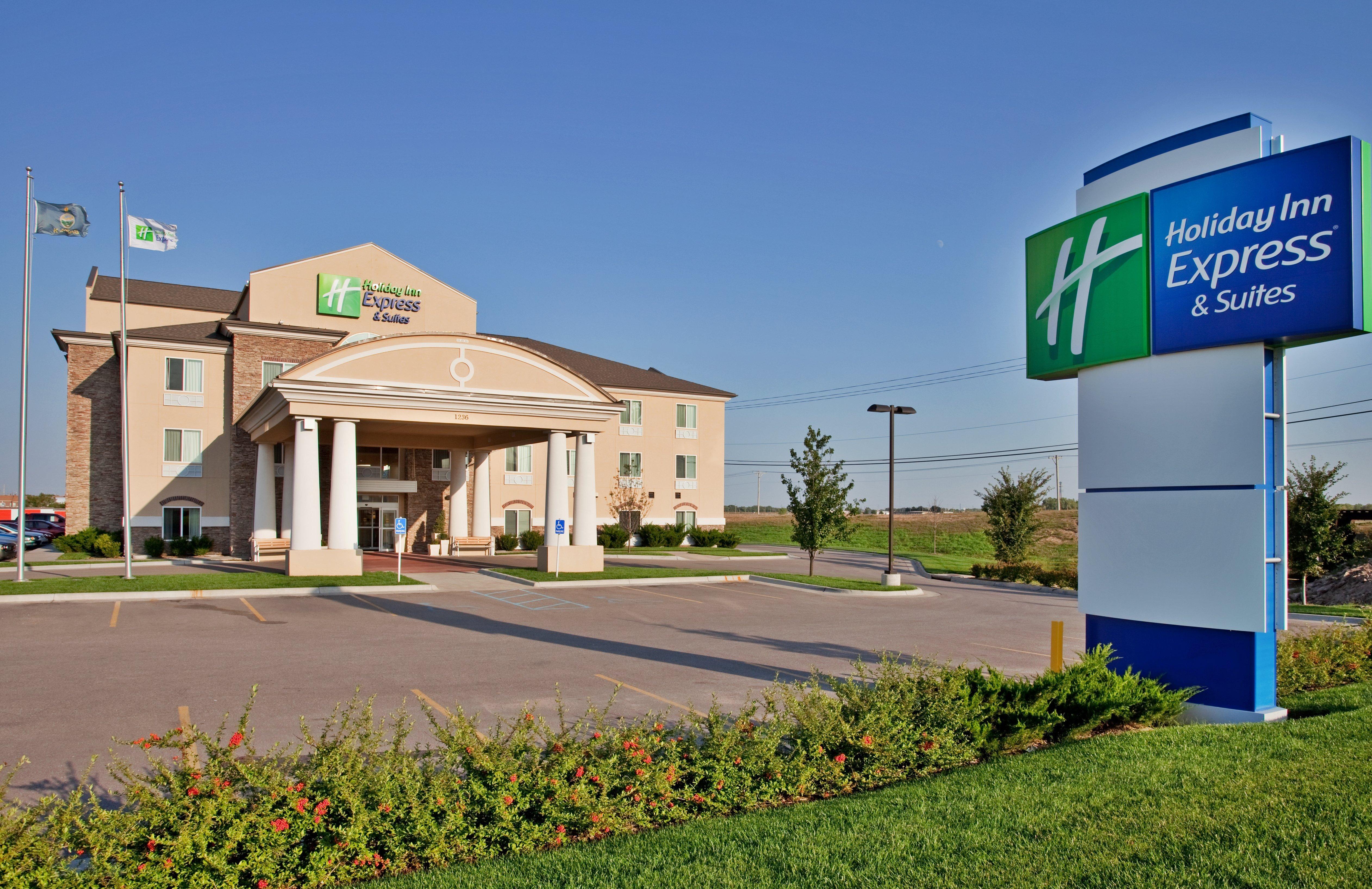 Holiday Inn Express Hotel & Suites Wichita Airport By Ihg Buitenkant foto