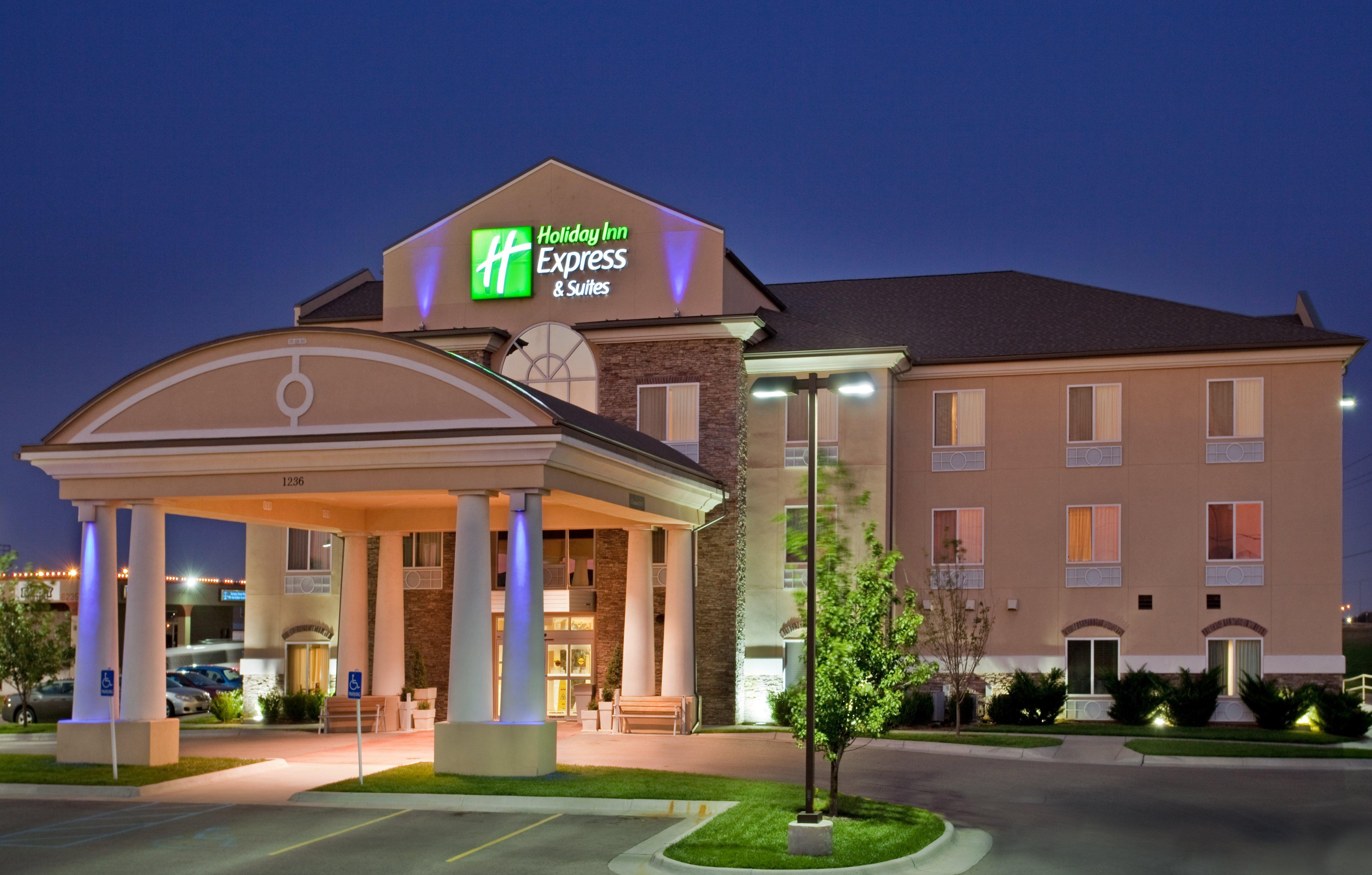 Holiday Inn Express Hotel & Suites Wichita Airport By Ihg Buitenkant foto